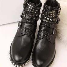 Британский Весна Осень Натуральная Кожа Круглый Носок Плоским Загрузки Женщины Тактических Сапоги Заклепки Пряжки Ремня Мартин Обувь Австралийские Botte
