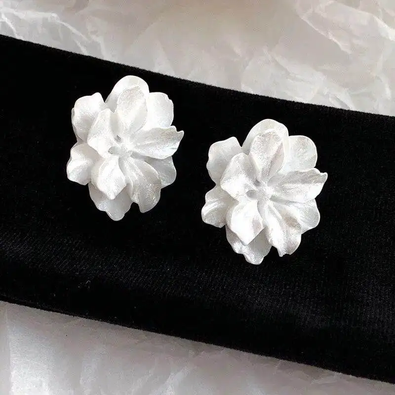 

1Pair Elegant Small Flower Resin Studs Earrings Women Jewelry Handmade Korea Fashion Simple White 3D Petal Ear Stud Gift E328
