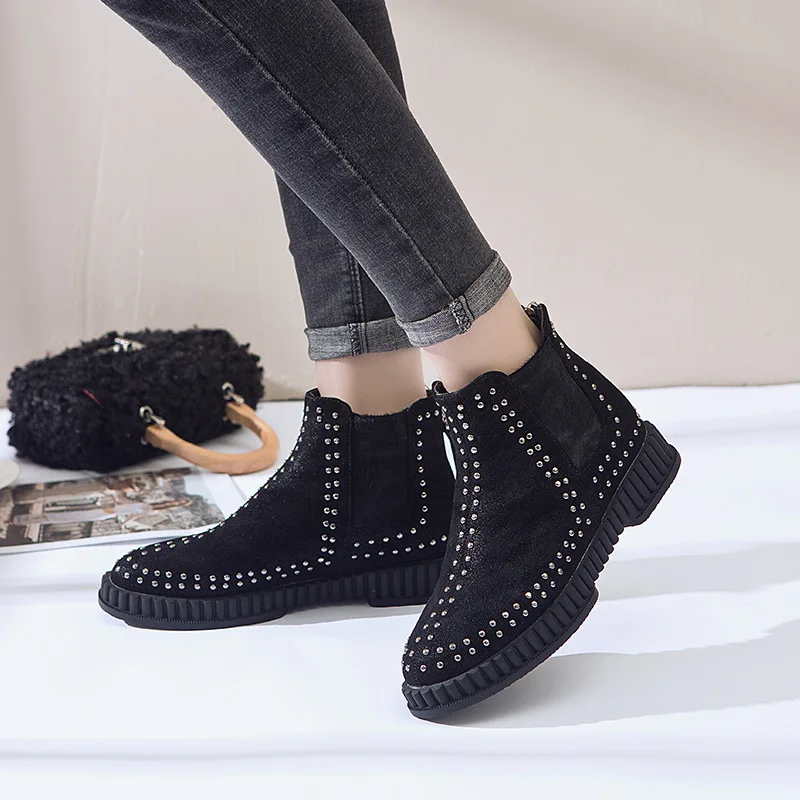 

2018 autumn new fashion simple solid color Martin boots female trend rivet decoration comfortable wild casual boots.