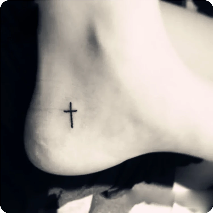 Тату крестик. Тату на икре. Тату крест. Тату крест на ноге у мужчин. Тату крестик на ноге.