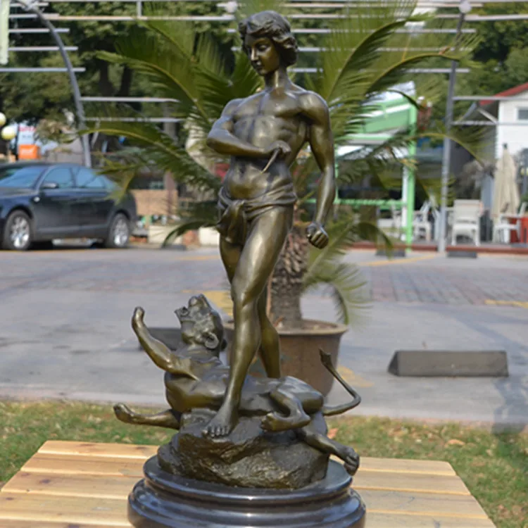 

Bronze lion ornaments European fighter character jewelry gift crafts club office decoration