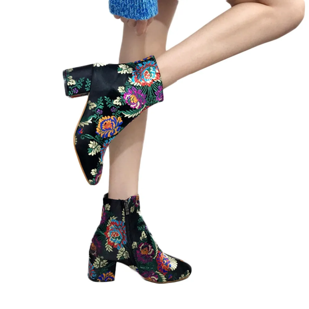 

2018 Women Flock Short Boot Fashion Nationality Printing Embroidery Round Shoes Keep Warm Slip-On Short Boots Botines Mujer