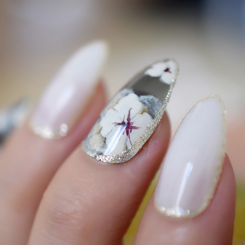 

24pcs/Pack STILETTO Off-white False Nails Flower Pattern Glitter Line Decoration Fake Nails Designed Nail Tips Free Glue Sticker