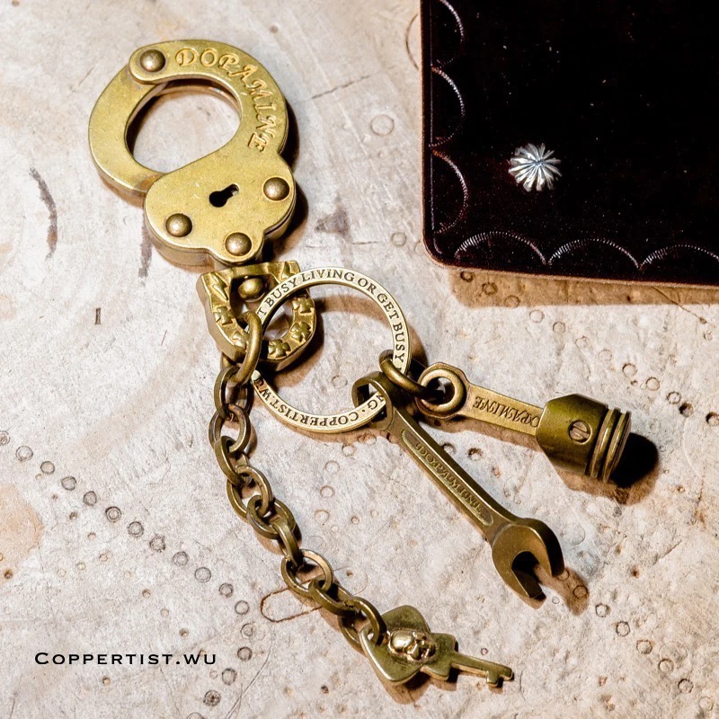 

coppertist.wu vintage punk rock Bronze Color handcuff metal key chain ring unique keychain keyring creative trinket menotte