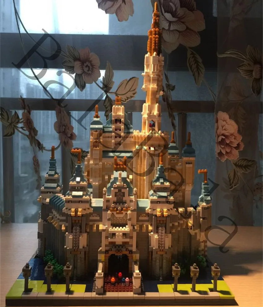 

YZ Diamond Blocks 3D World Famous Building fat pig house 4700+ pcs Bricks Plastic Castle Action Figure Juguetes Toys Kids Gift