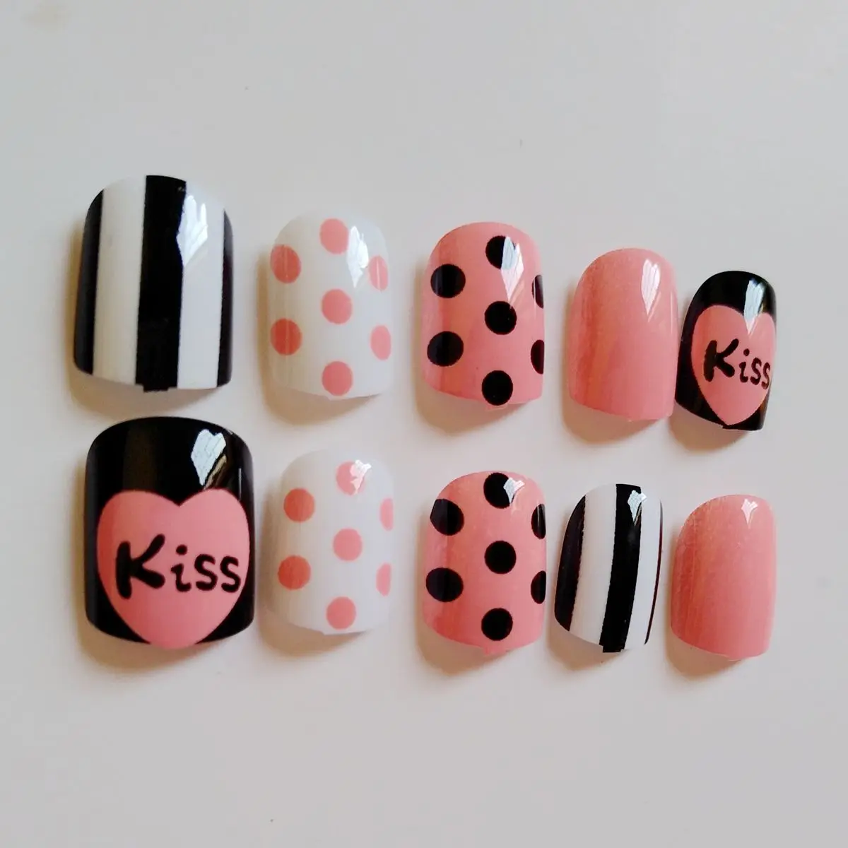 Beli 24 Pcs Acrylic Datar Palsu Kuku Alami Merah Muda Kuku Palsu Hitam putih Stripe Titik Lucu Ciuman Tekan Pada Kuku Manicure Alat Z120