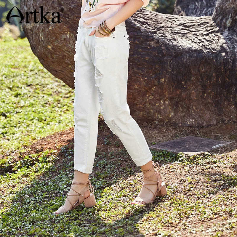 

ARTKA New Simple Butterfly Pattern Ladies Jeans Cotton Soft Hole Pocket Design Casual White Jeans Women Long Pants KN10686C
