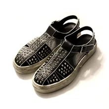 Мужские летние сандалии; Повседневная Роскошная пляжная обувь из натуральной кожи; высококачественные Гладиаторы с заклепками в римском стиле на высокой платформе