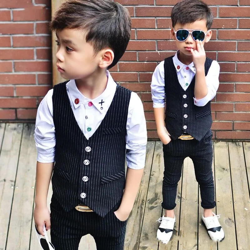 модные малыши. стильный мальчик. модные детские образы для мальчиков. модная одежда для мальчика 8 лет. бомбер mayoral 3468-090.