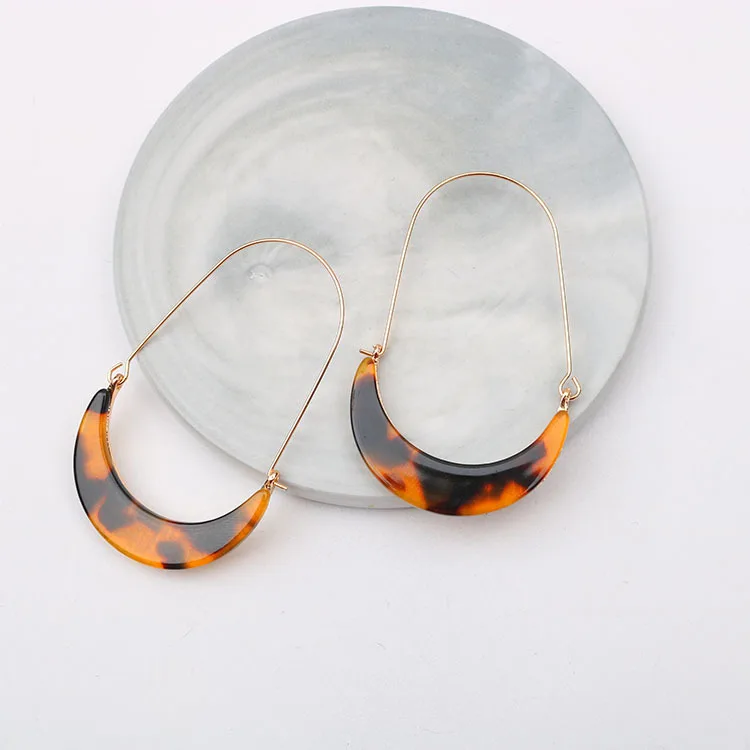 

Trendy Hyperbole Acrylic Moon Hoop Earrings Vintage Leopard Grain Hot Sales Modern Drop Earrings Jewelry Fashion for Women 2019