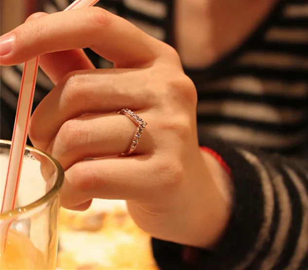 Unique Design Concise Simple Style Rhinestone Crystal V-shaped Tail Ring 8CRD23-2