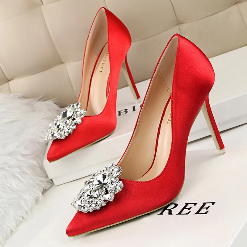 Женские туфли-лодочки; туфли на высоком каблуке с украшением в виде кристаллов; Весенняя модная женская обувь; свадебные туфли с острым носком на каблуке «рюмочка»; большие туфли на шпильке