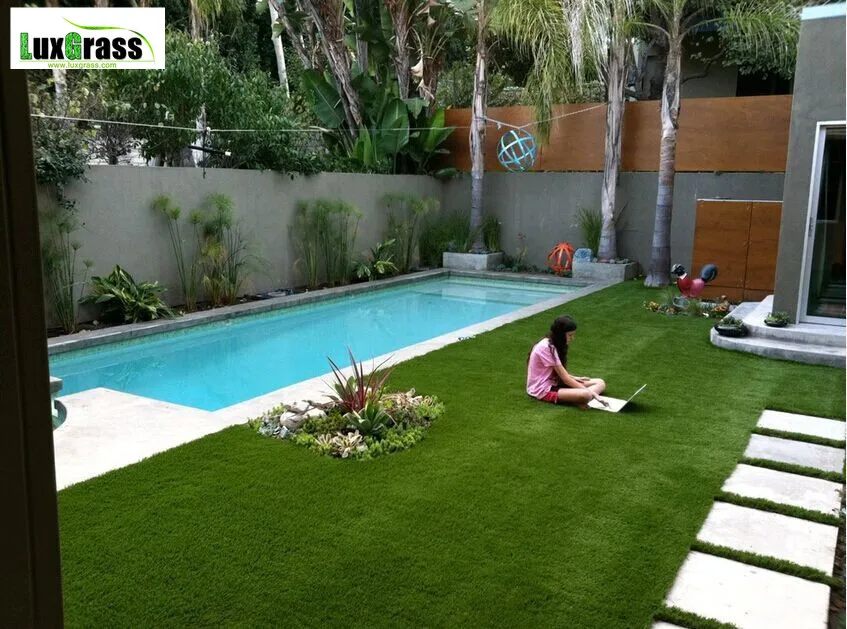 Césped Artificial para patios traseros residenciales en Gimnasia de