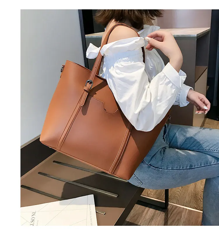 High Class Ladies Simple Handbag Model Display 1