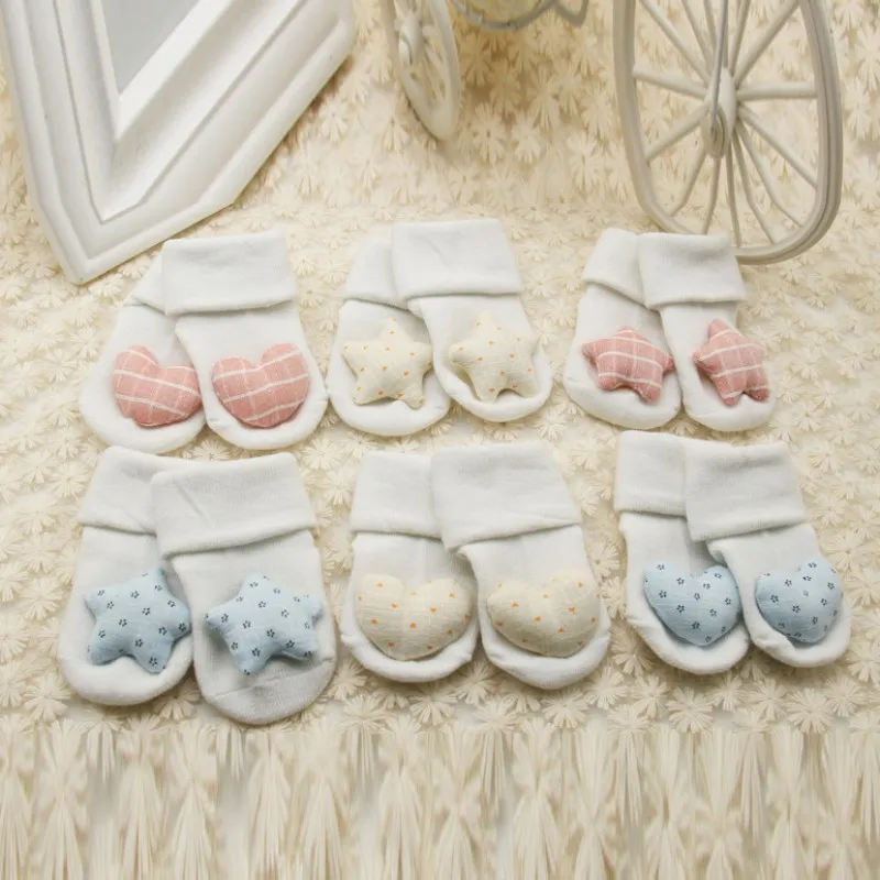 Милые хлопковые носки с сердечками для новорожденных; носки для маленьких принцесс; сезон лето-осень; случайная отправка