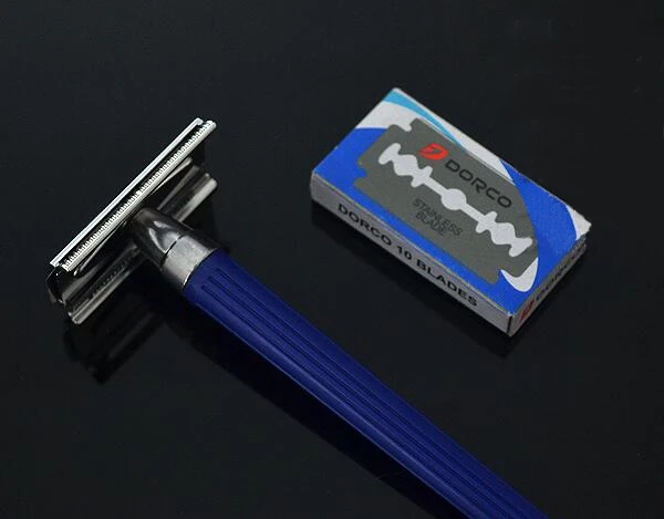 Бритва с одноразовыми лезвиями. Как вытащить лезвие из бритвы. Как вытащить лезвие из бритвы. Т-образная бритва gillette. Бритва для подмышек для мужчин.