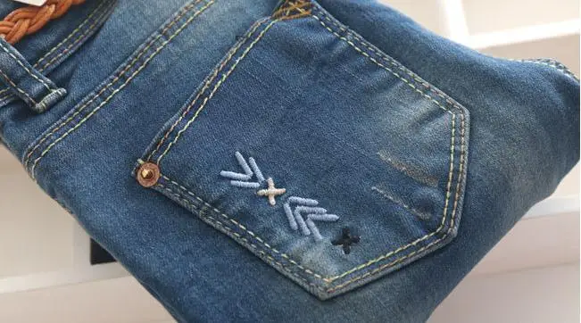 Новое поступление для маленьких девочек Демисезонный джинсы Модная одежда для девочек потертые обтягивающие джинсы детские длинные брюки с поясом