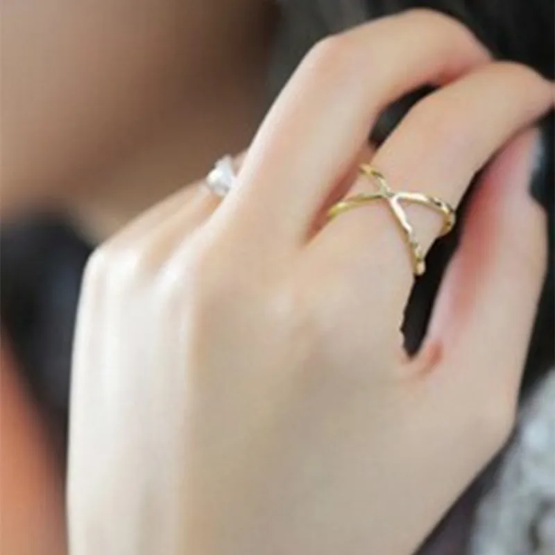 

Hot 2019 New fashion of the new X thermal model of finger gelenke women surrounding three-dimensional hollow ring cross ring