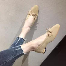 Г.; сезон лето-осень; женские слипоны из эластичной ткани синего, телесного, черного цвета; вязаные балетки на плоской подошве с узелками-бабочками; туфли-лодочки на низком каблуке