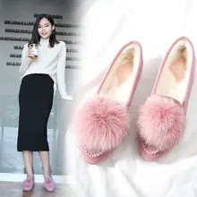 Обувь на меху с острым носком и помпоном; женские зимние плюшевые слипоны; Новое поступление года; балетки на плоской подошве; женские меховые мокасины; удобная теплая обувь без застежки