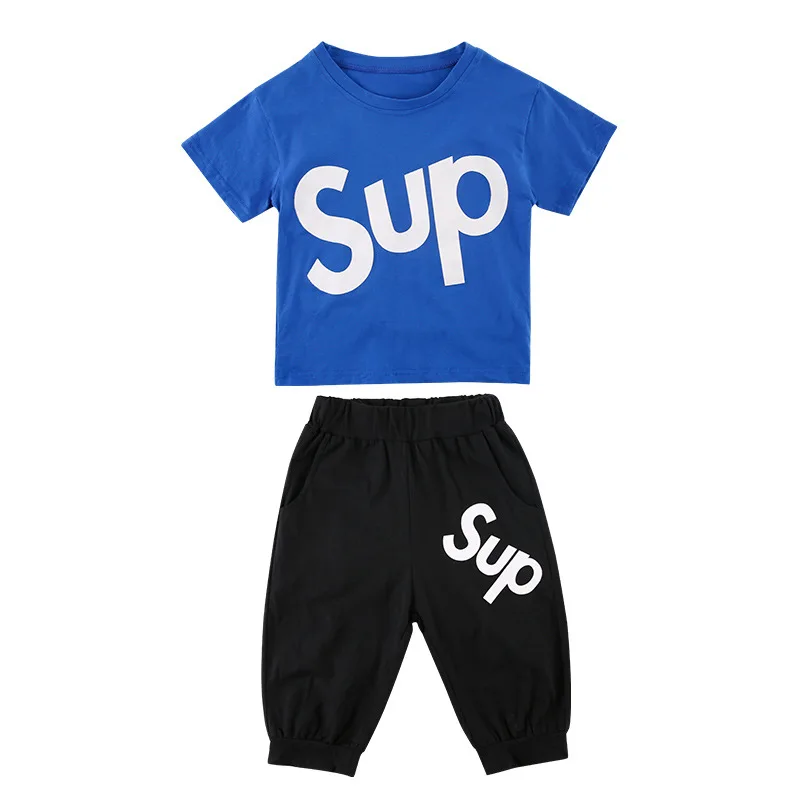 Одежда для маленьких мальчиков; комплект одежды для подростков; Летние Повседневные детские костюмы для мальчиков; хлопковая футболка с надписью; черные брюки; детская спортивная одежда