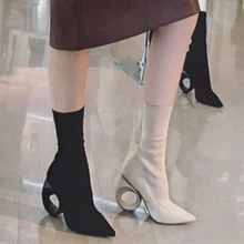 Подиумная обувь; цвет черный, бежевый; ботильоны на необычном каблуке с вырезами; женская трикотажная обувь без застежки с острым носком; тянущийся носок; Botas; женская обувь