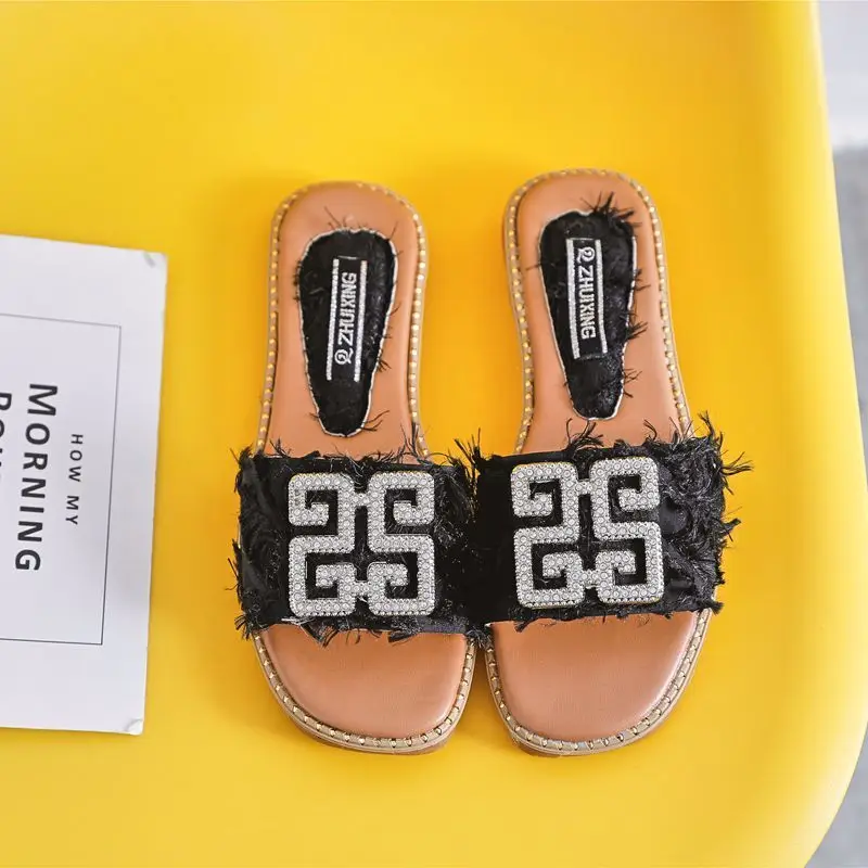 

2019 outdoor woman slippers Summer geometric rhinestone decoration Fashion casual black white anti-slip flats pantoufle femme