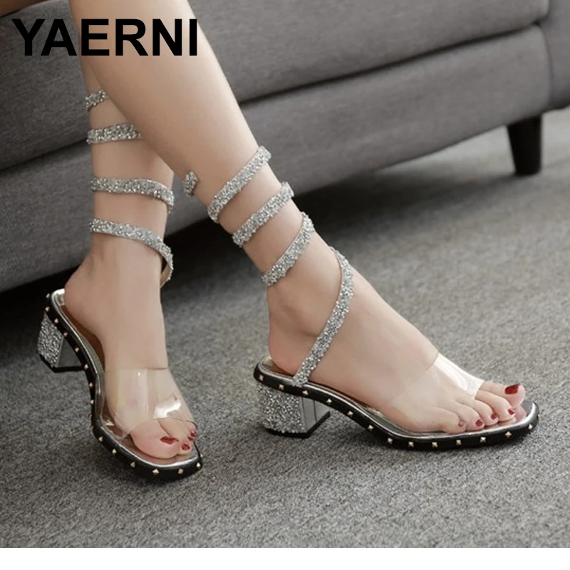 YAERNI الصيف النساء مربع رئيس الصنادل امرأة اعوج أحذية السيدات أزياء شفافة برشام الكريستال مربع كعب الصنادل YAERNI الصيف النساء مربع رئيس الصنادل امرأة اعوج أحذية السيدات أزياء شفافة برشام الكريستال مربع كعب الصنادل