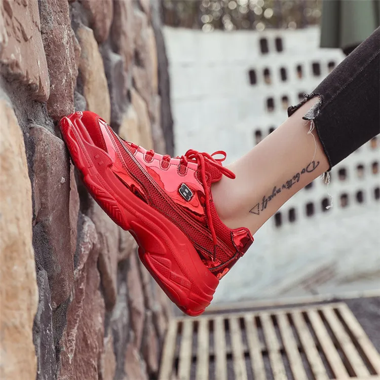 Женские красные туфли на платформе; блестящие дышащие уличные женские туфли из искусственной кожи и сетчатого материала; женские кроссовки на толстой подошве 4,5 см; 909w