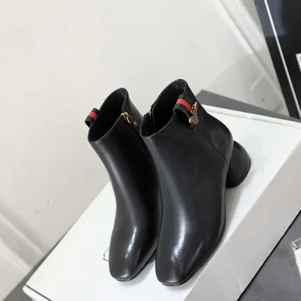 

2018 winter new short boots with square head with Martin boots leather and bare boots bee women's boots.