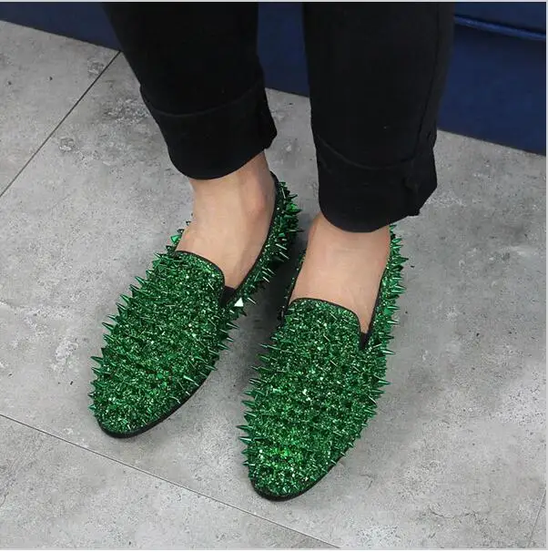 Роскошные Дизайнерские мужские туфли с шипами; блестящие лоферы с квадратным носом на плоской подошве с заклепками; модные мужские вечерние свадебные туфли; цвет синий, зеленый, серебристый