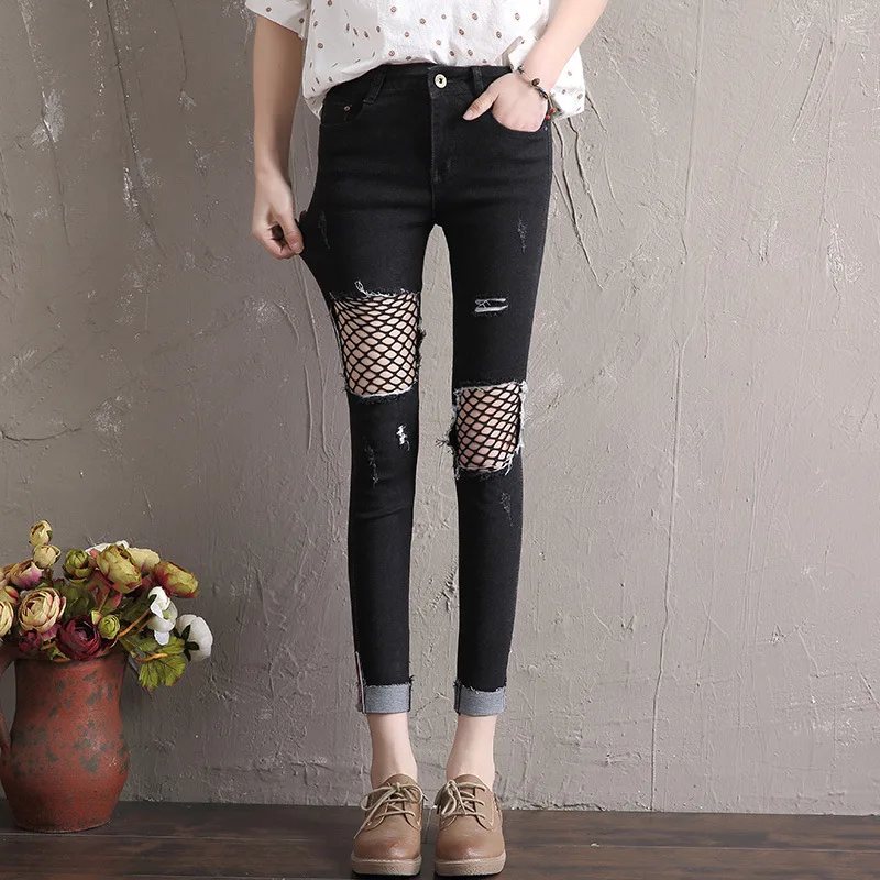 ноги девушки в штанах. чёрные джинсы для девочек. черные брюки с дырками на коленях. ноги в обтягивающих джинсах. черные джинсы с дырками.
