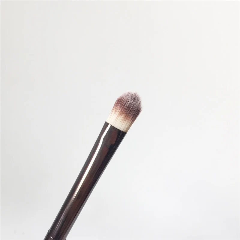 hourglass NO.5 Concealer Brush _ 3