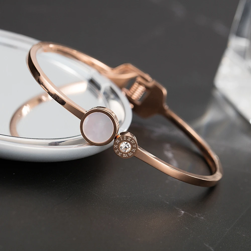 

Women Delicate Titanium Bracelet Round Shell Decorative Anti-allergy Bracelet