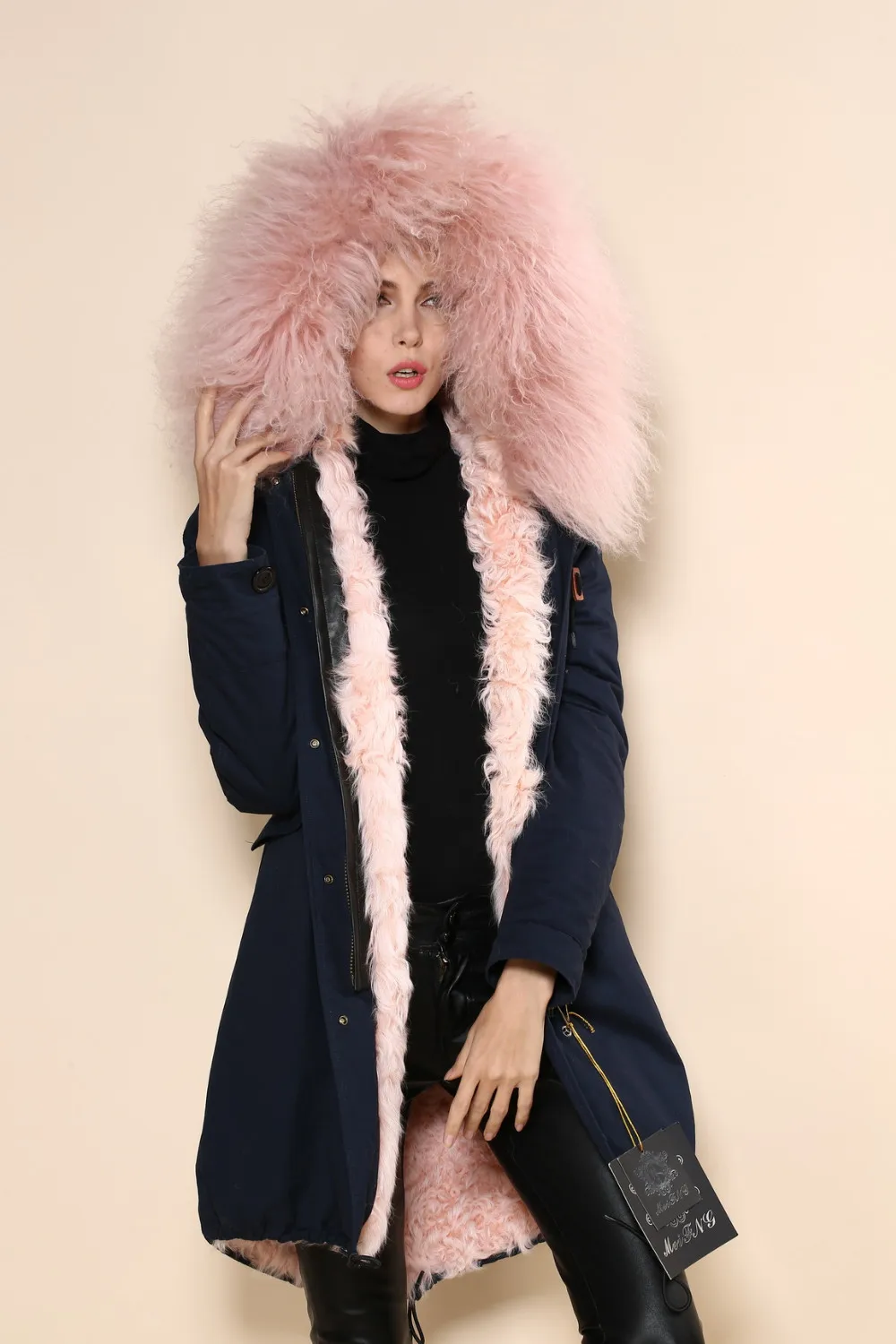 Розовая шапка из натурального меха, черное модное пальто, Высококачественная модная женская верхняя одежда