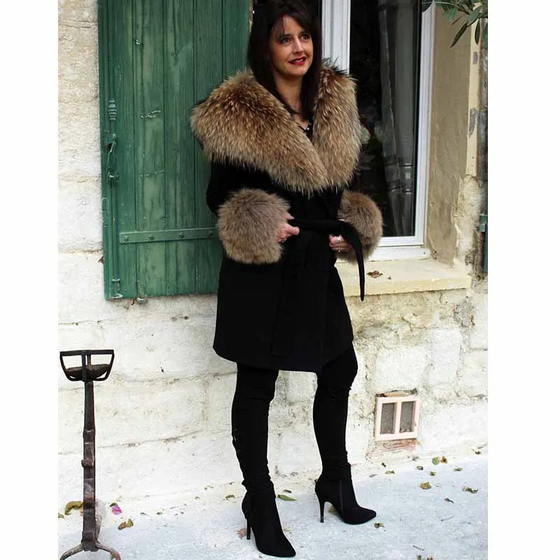 Новинка года, черное пальто с воротником из меха енота, зимняя меховая куртка с меховым капюшоном, шерстяное женское модное роскошное длинное пальто