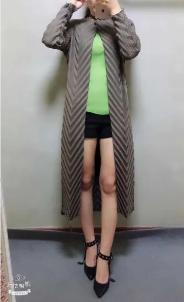 Miyake tuck/ ; тонкая верхняя одежда с круглым вырезом; плиссированная верхняя одежда с длинными рукавами; Верхняя одежда с открытыми швами