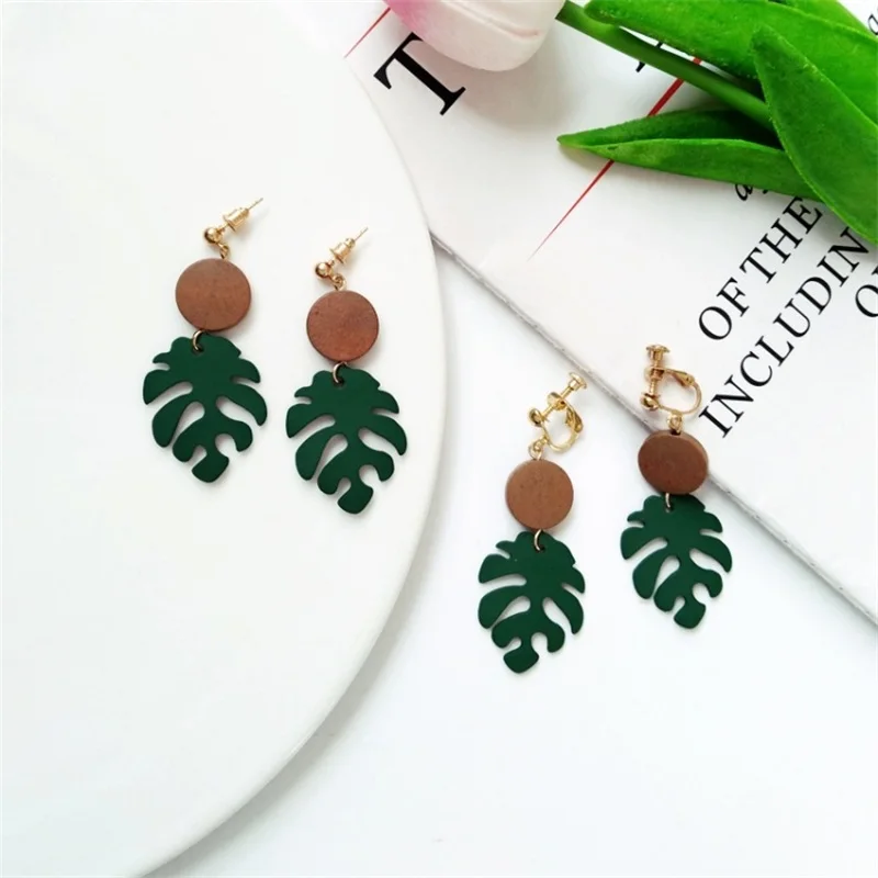 

Pop retro wood leaves earrings Lady bone earless ear clips Geometric simple earrings