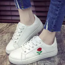 Женские белые кроссовки на платформе с вышивкой; сезон весна-осень; модная повседневная обувь на плоской подошве; удобная женская обувь на плоской подошве с вышивкой