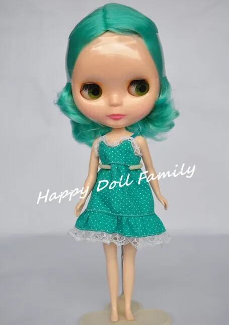 

nude Blyth doll of 2008 version, color of eyechip and makeup on face are random, lake green hair