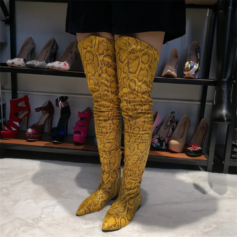 MStacchi/женские сапоги до бедра со змеиным узором; пикантные Сапоги выше колена на плоской подошве; женская обувь с острым носком для подиума; женские цветные сапоги на заказ