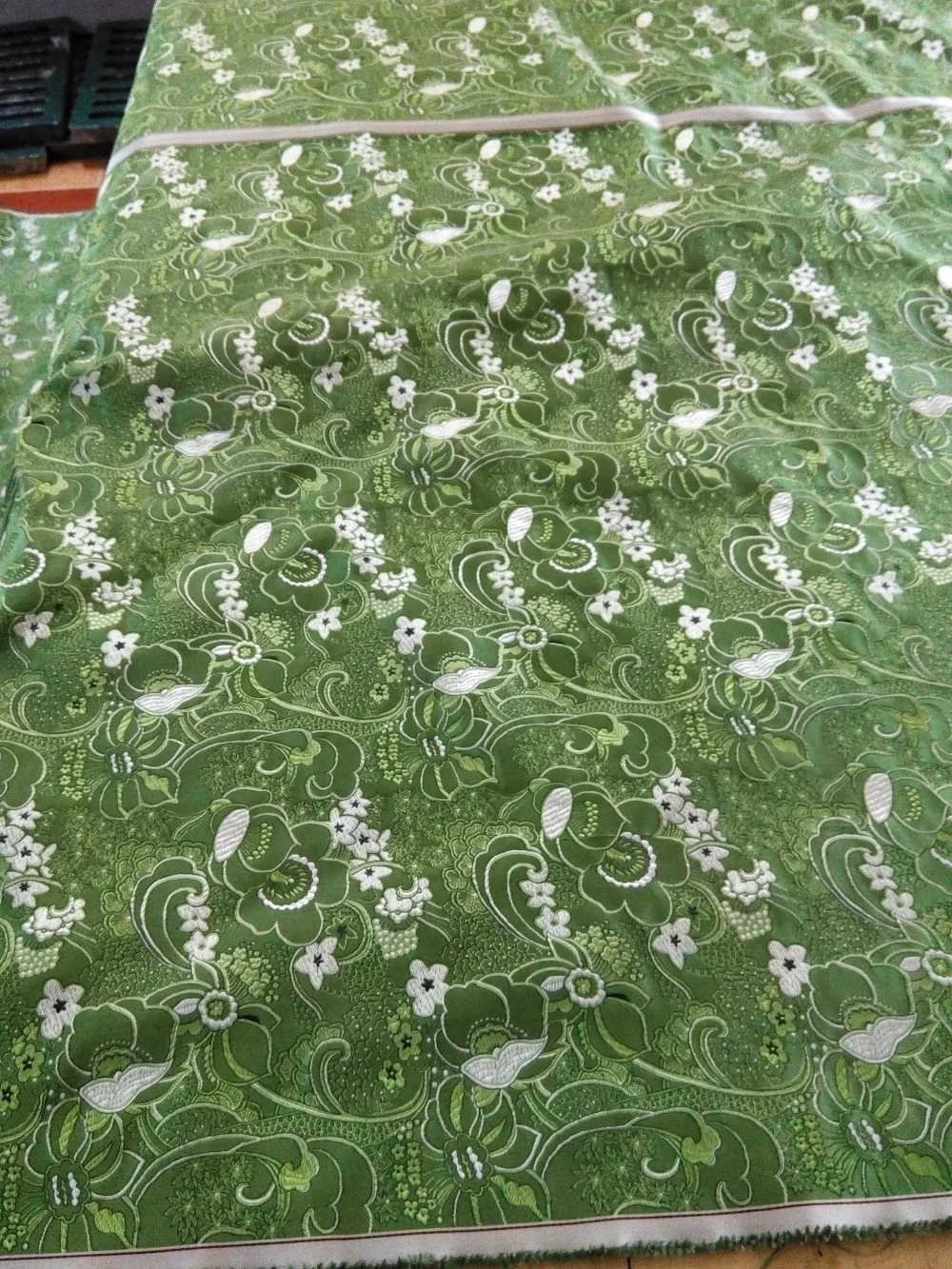 중국 실크 브로케이드 패브릭 cheongsam 쿠션 밝은 녹색 배경과 작은 꽃 패턴 새로운 색상 일치
