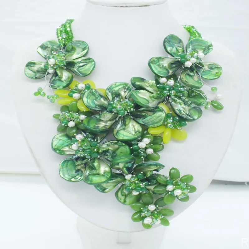 

NO-301# Freshwater pearl / shell flower necklace