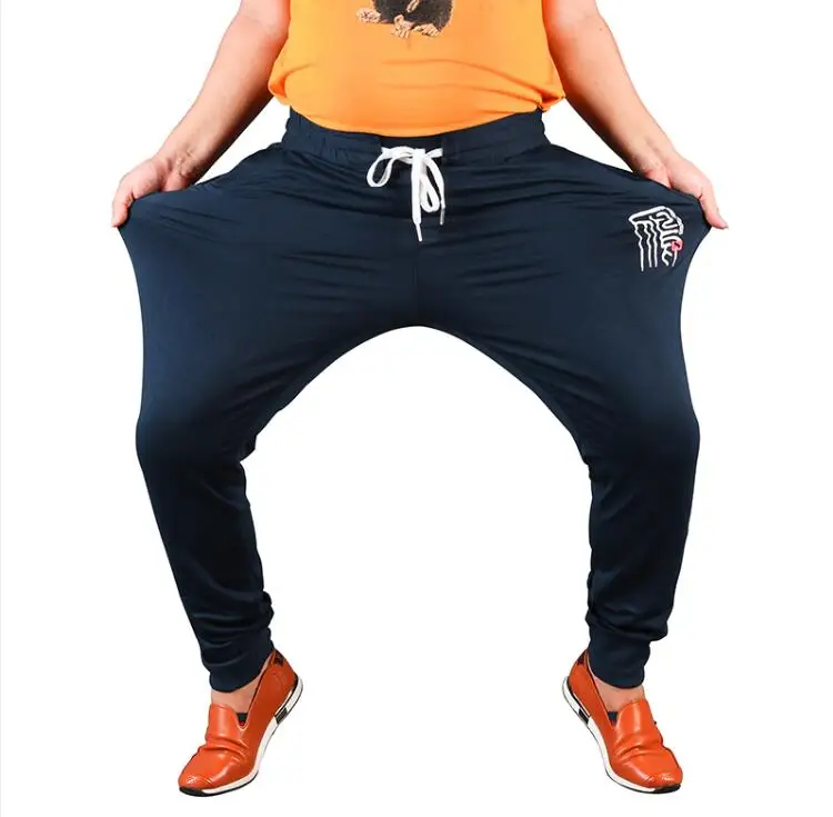 натянул штаны. страшные штаны. уродливые штаны. натянул штаны. джинсы до подмышек.