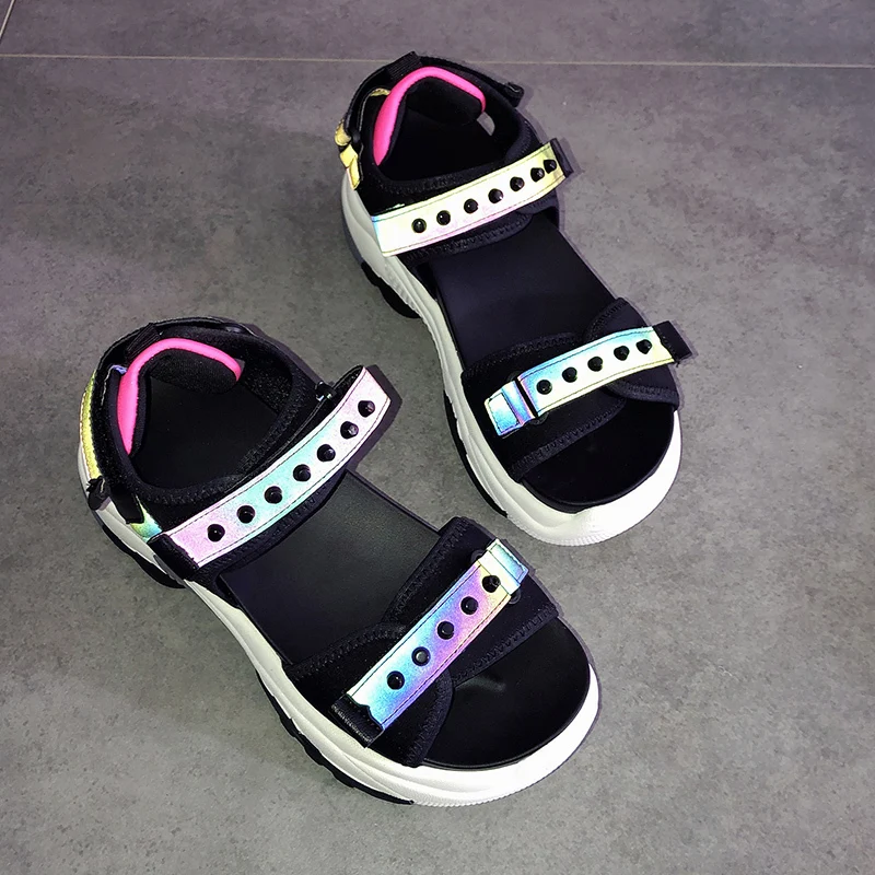 2019 الصيف جديد المرأة حذاء مسطح كبير حجم مفتوحة اصبع القدم البرية صندل كاجوال صنادل شاطئ برشام الروماني صنادل أرضية