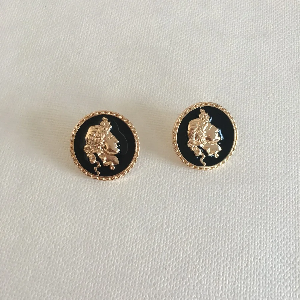 

CASUAL EARRINGS GOLD COLOR PLATING BLACK ENAMEL QUEEN ENGRAVED ROUND DISC STUD EARRING FOR WOMEN GIRL