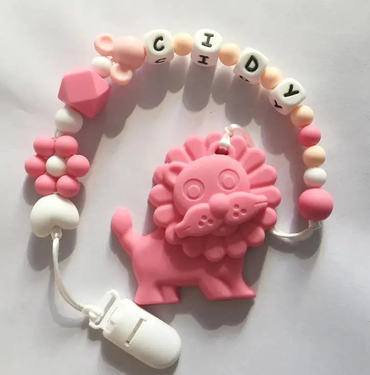 Персонализированные Имя Силиконовые Прорезыватели соска зажимы со львом силиконовый Прорезыватель Соска цепь ожерелье для ребенка жевательные игрушки - Окраска металла: pink