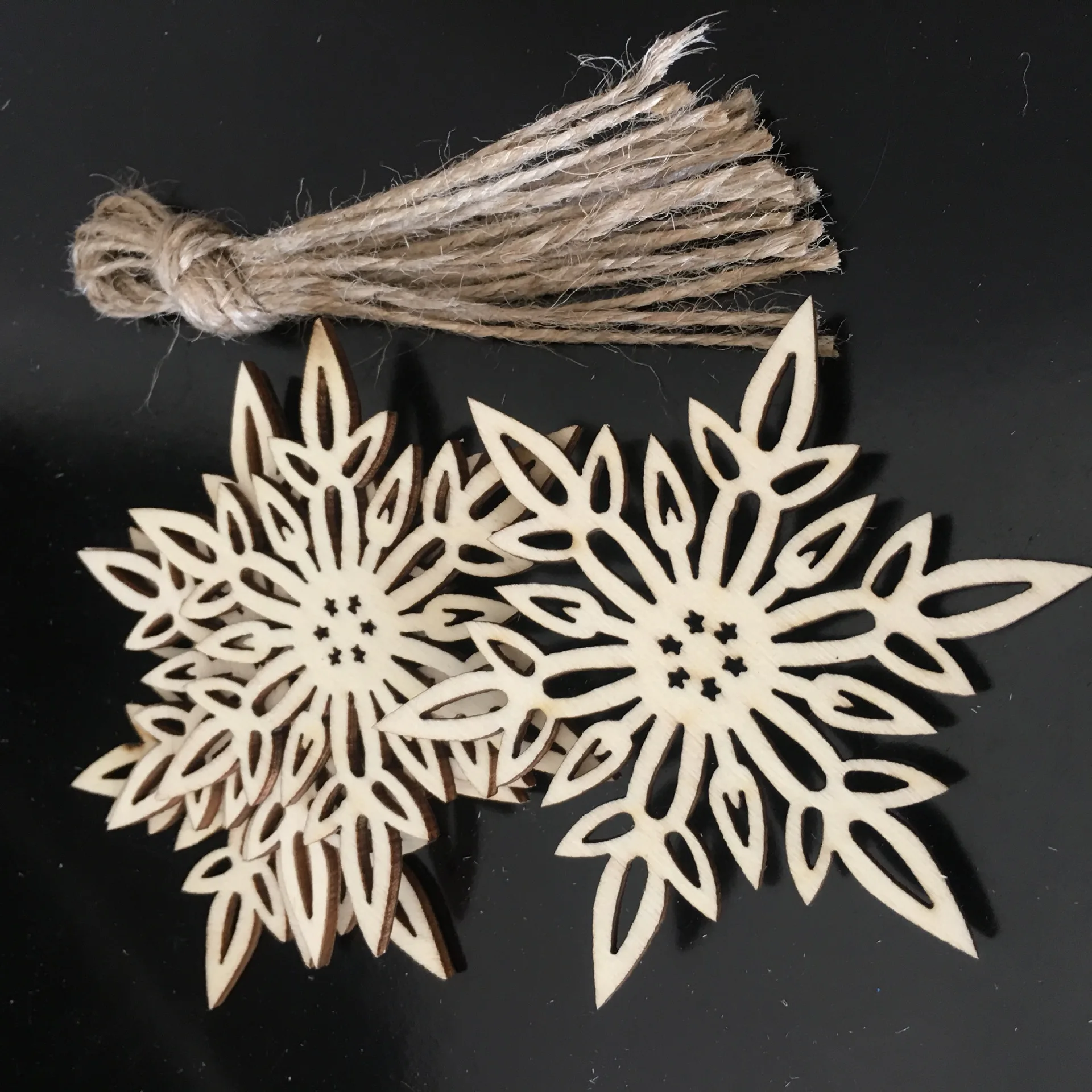 10PCS Wooden Christmas Ornaments Unfinished Wood Hanging Ornament Slices with Hole for Christmas Party Decorations, DIY Crafts