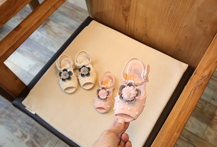 Новые летние розовые кожаные сандалии с жемчугом для маленьких девочек, модельные туфли для девочек 1, 2, 3, 4, 5, 6, 7, 8 лет 27