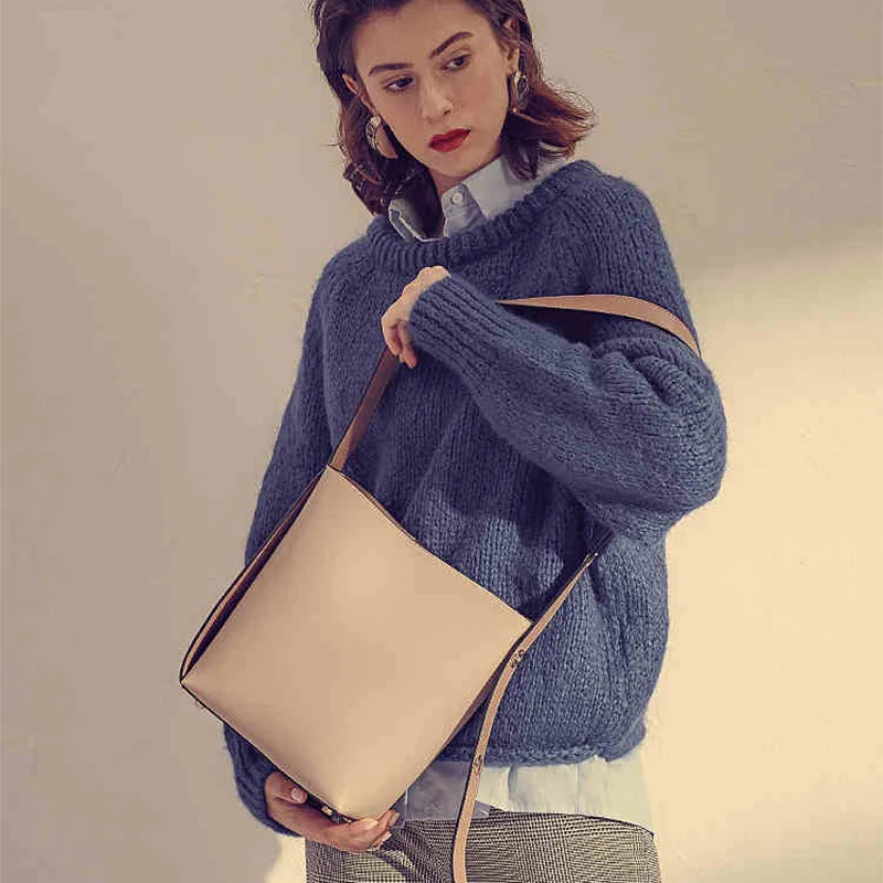 

LACATTURA Women Shoulder Bags Designer Large Bucket Bag Fashion Handbag Composite Bag Crossbody for Lady Two-color stitching